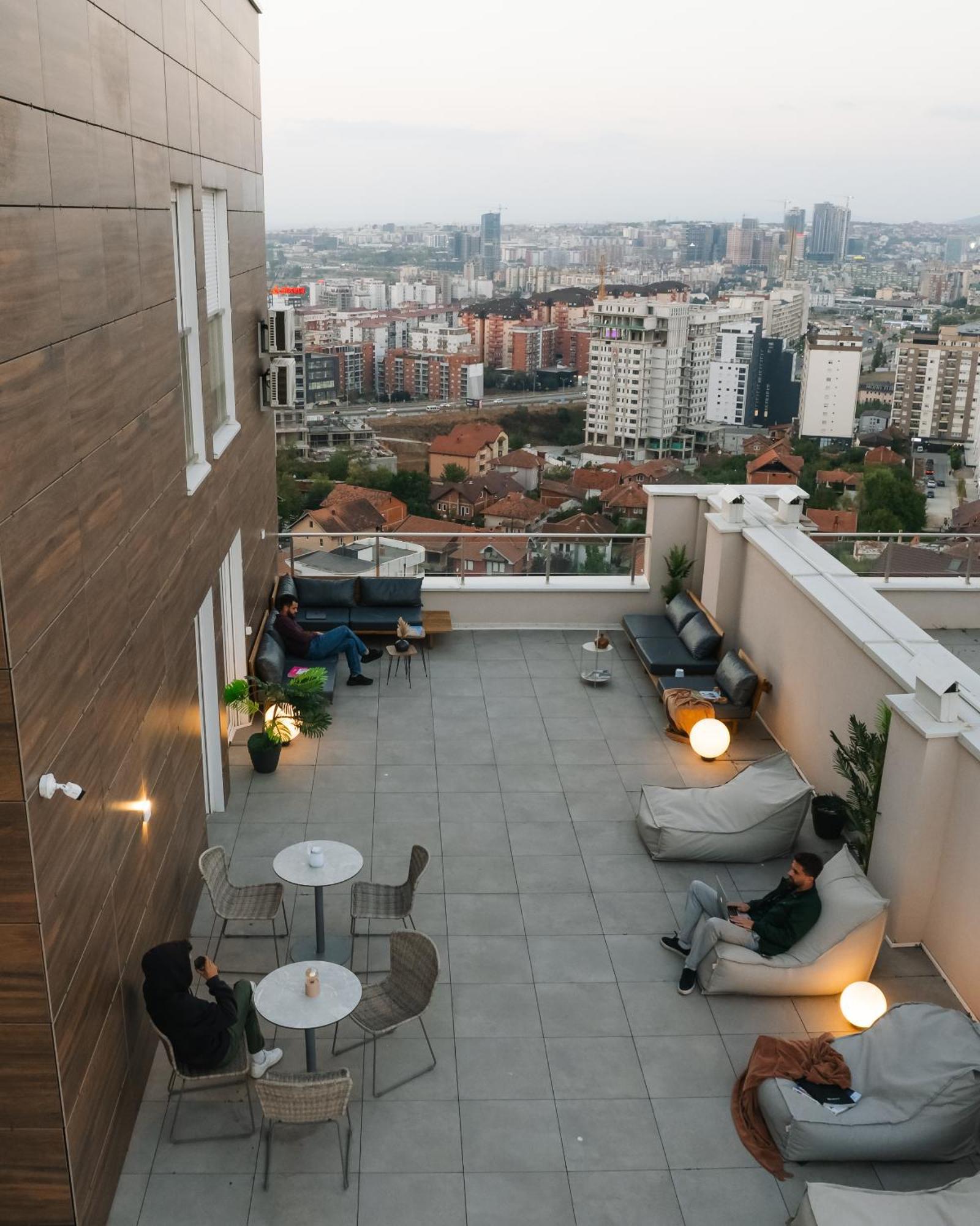 Etern Apart Hotel Pristina Exterior photo