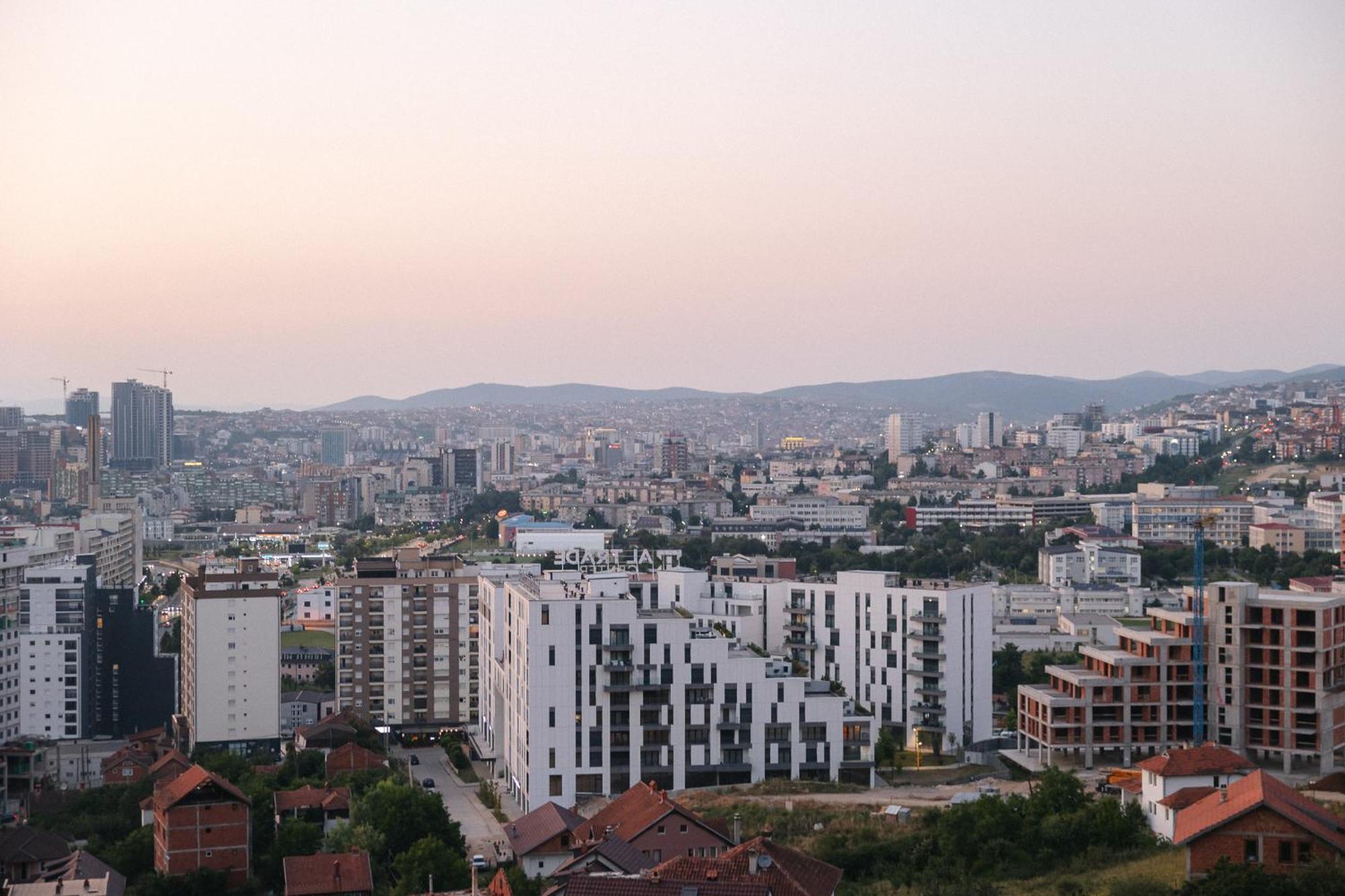 Etern Apart Hotel Pristina Exterior photo
